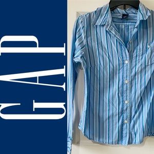 Small fitted GAP buttondown